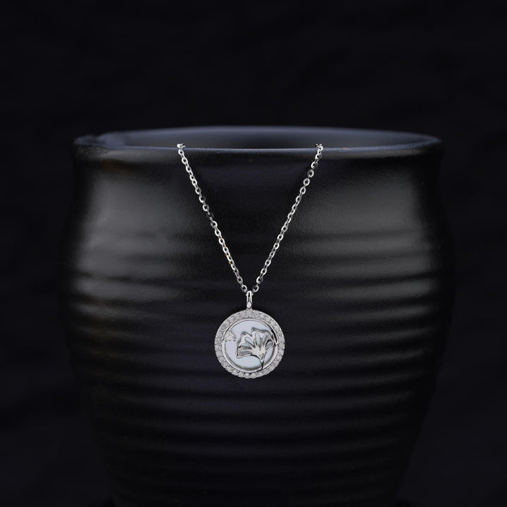 round pendant necklace